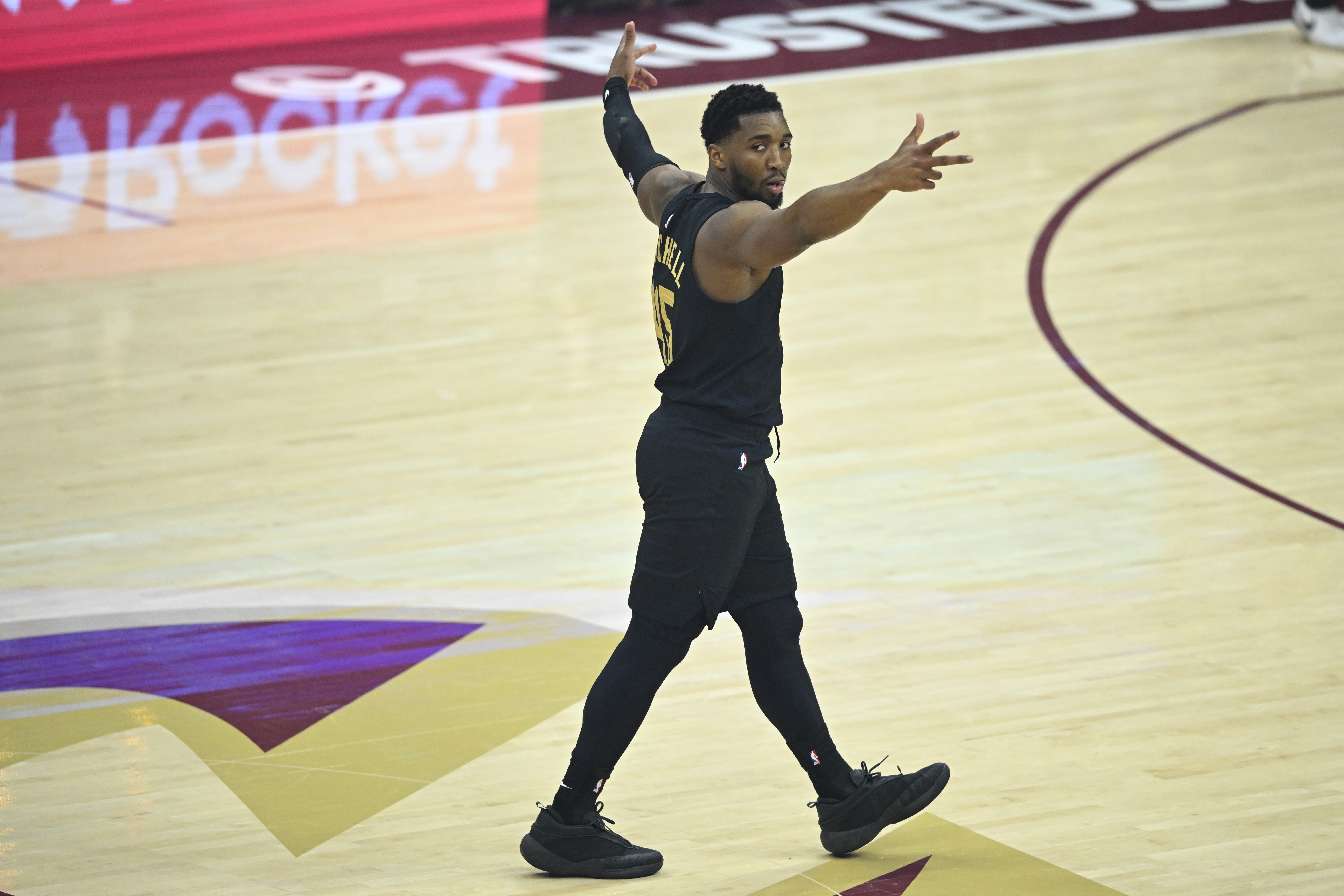 世界杯直播软件-米切尔用600场突破生涯15000分 现役第三快&仅次于詹姆斯杜兰特