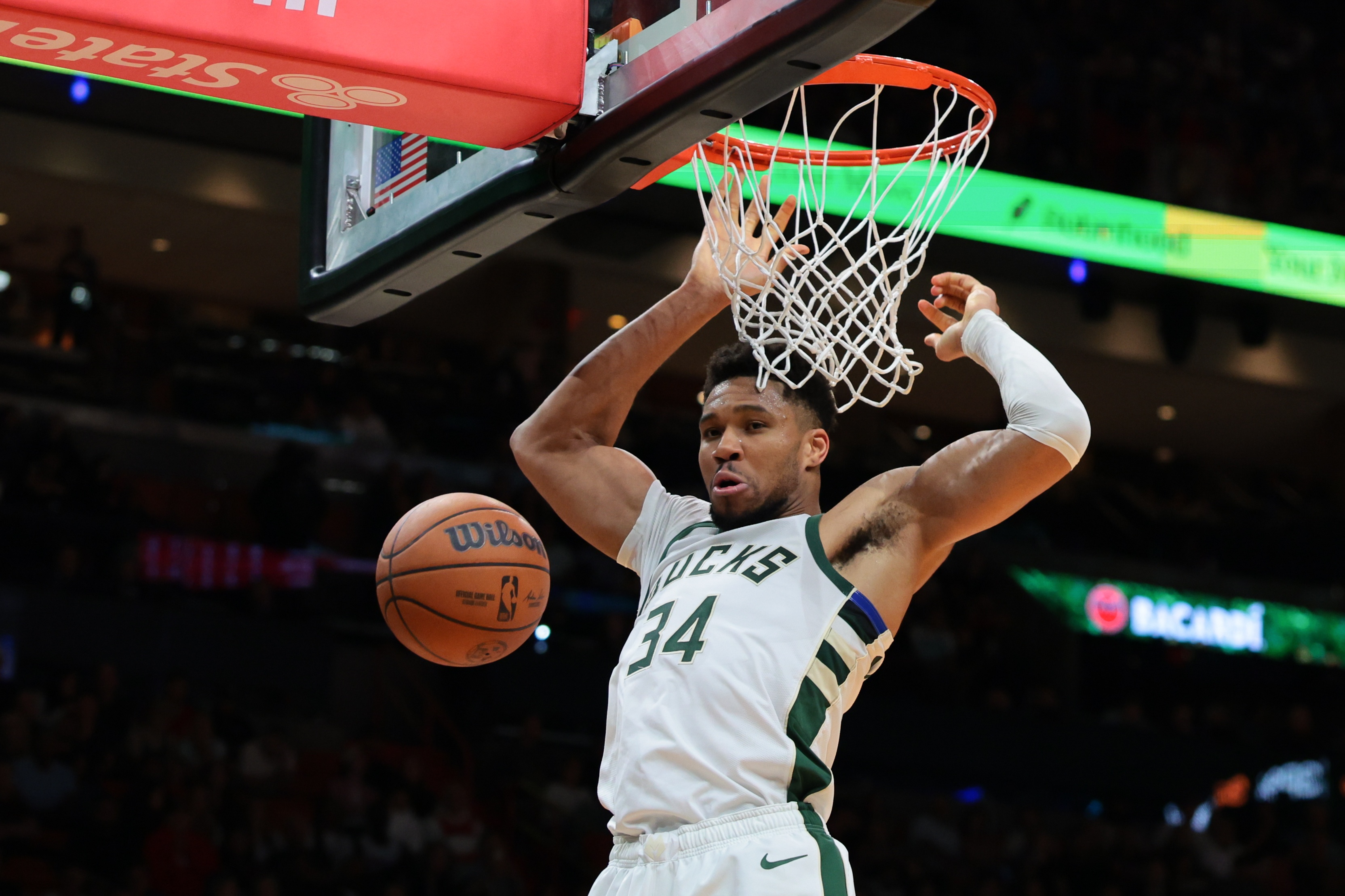 世界杯官方app下载-横冲直撞!字母哥转身隔扣赫夫 随后空篮再扣率队扩大领先